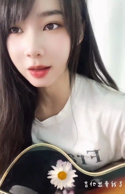 正妹自彈自唱鄧紫棋《我的秘密》。