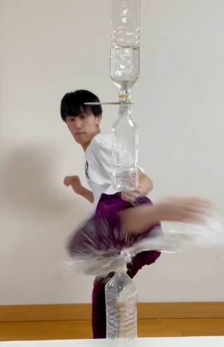 模仿神人踢飛中間的CD，卻把整個都踢翻。