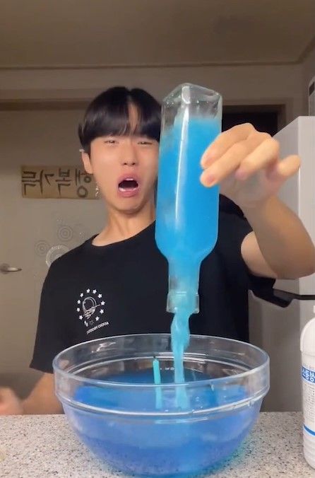少年挑戰網路神片但結果超好笑。