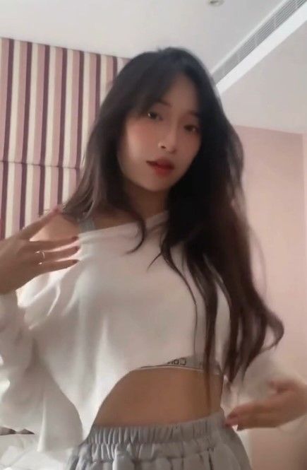 IG網美露肩跳起熱舞。