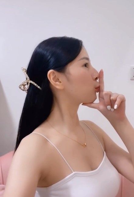 快跟著正妹挑戰這個動作。