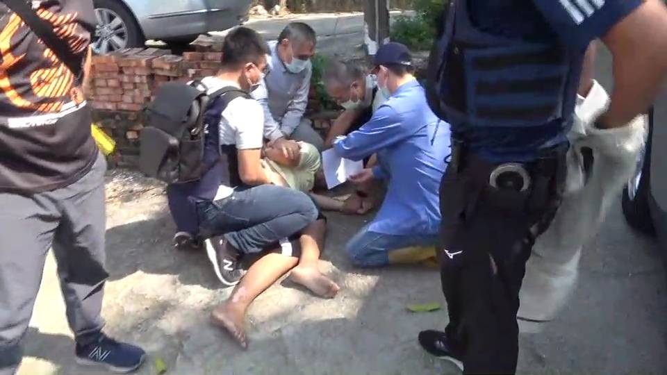 尤男被警方壓制在地逮捕。讀者提供