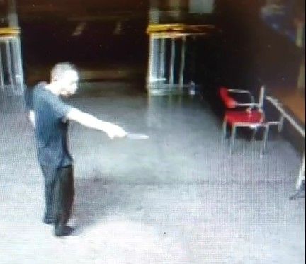 鄭男酒後持刀在大樓中庭咆哮。民眾提供