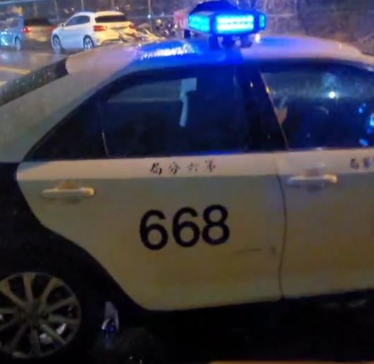 踢爆民眾靠近車旁拍照，但兩名警員渾然不覺，直呼離譜。民眾提供