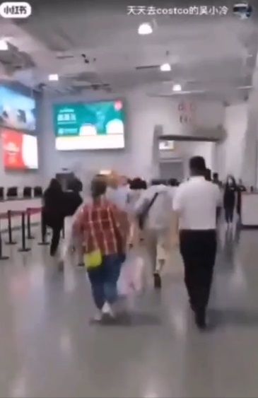 网传是中国上海好市多传出要封控，民众奔逃。引自推特@fangshimin