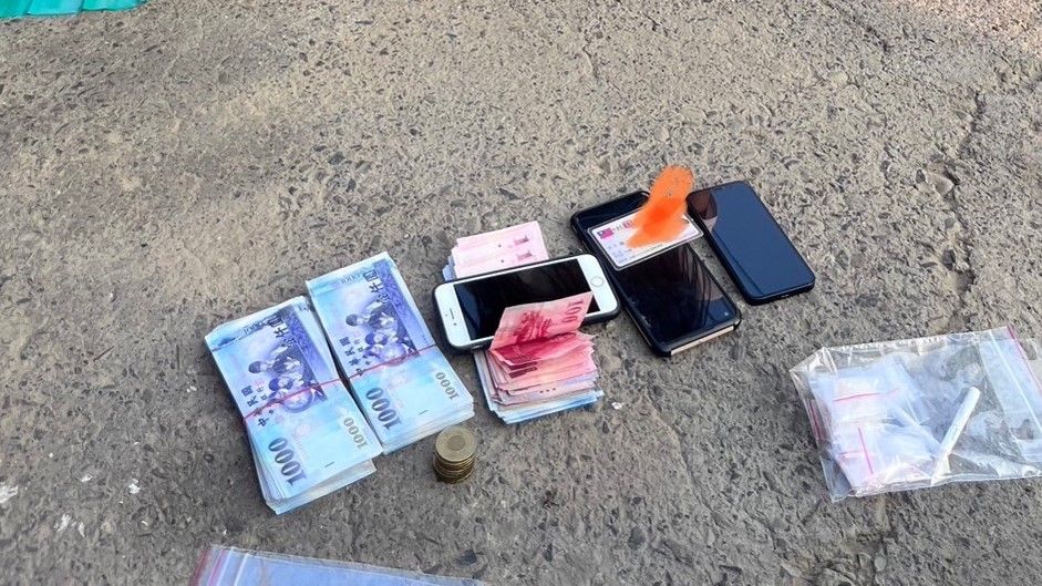 藥頭夫妻檔衝撞偵防車逃逸,隔天修車遭逮,毒品贓款全被警方查扣。民眾提供