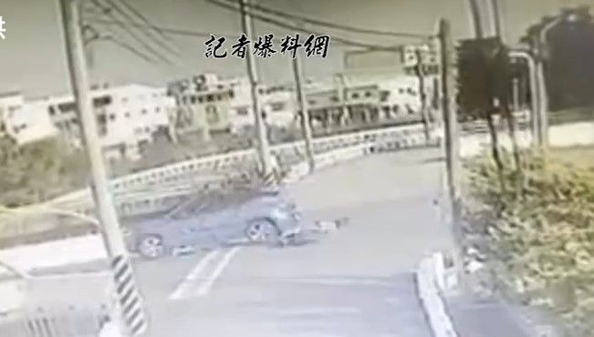 附近監視器拍下車禍過程。攝自記者爆料網