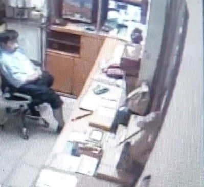鄭男持刀(右下)隔窗朝管理室桌上紙張猛刺。民眾提供