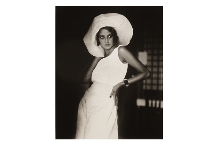 高腰帆布水手褲和鬆軟的寬邊遮陽帽，是蕾妮珀爾穿搭中的標誌性單品。翻攝artnet網站