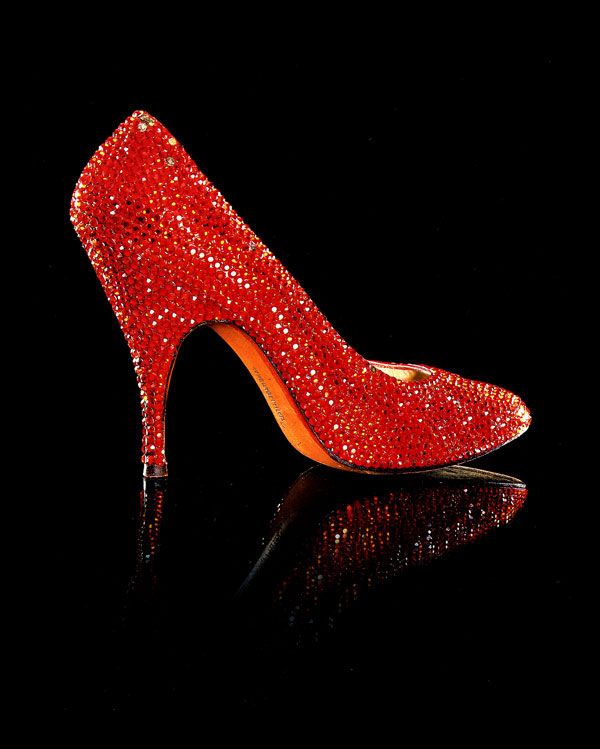 傳奇鞋匠Salvatore Ferragamo於1950年代為已故巨星瑪麗蓮夢露打造的水鑽紅鞋，其色調亦賦予FERRAGAMO全新的品牌標誌。翻攝themarilynmonroecollection網站
