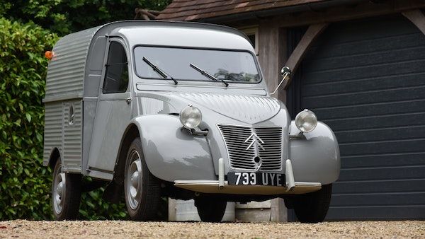 Citroen 2CV Fourgonnette古董車本尊樣貌。圖片源自carandclassic.com