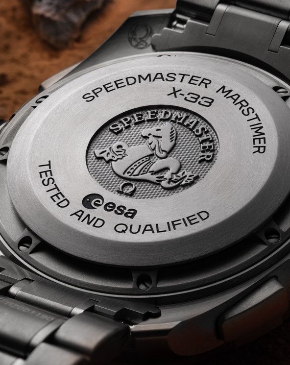 錶背底蓋中央刻飾歐米茄著名「Speedmaster」字樣與海馬商標，周圍則標示「SPEEDMASTER X-33 MARSTIMER, ESA TESTED AND QUALIFIED」字樣。品牌提供
