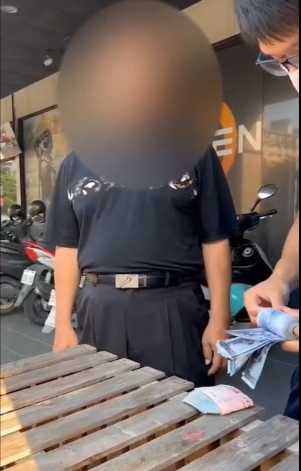 警方在楠梓區加昌路的網咖門口逮捕林姓男子,查獲花剩下的贓款18萬6200元。讀者提供
