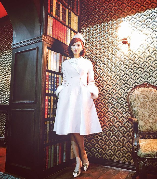 林志玲曾用以养殖珍珠闻名的MIKIMOTO珠宝，搭配一身俏丽白色装束，完成偏好的优雅穿搭公式。翻摄chiling.lin IG