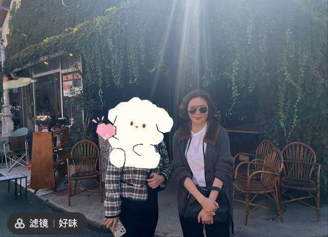 網友貼出在法國偶遇關之琳(右)的照片,引起討論。翻攝自娛星聞圈微博