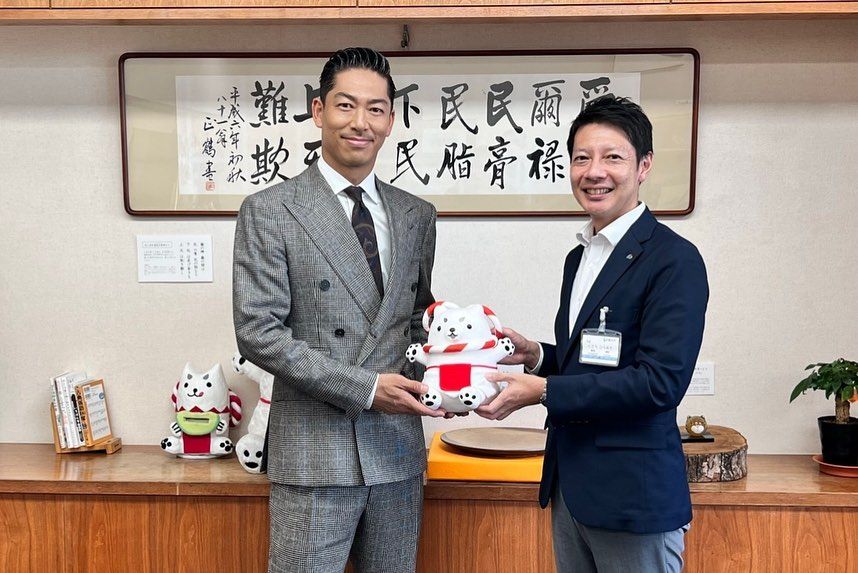 AKIRA(左)和靜岡縣磐田市長草地博昭拿著吉祥物合照。翻攝AKIRA IG