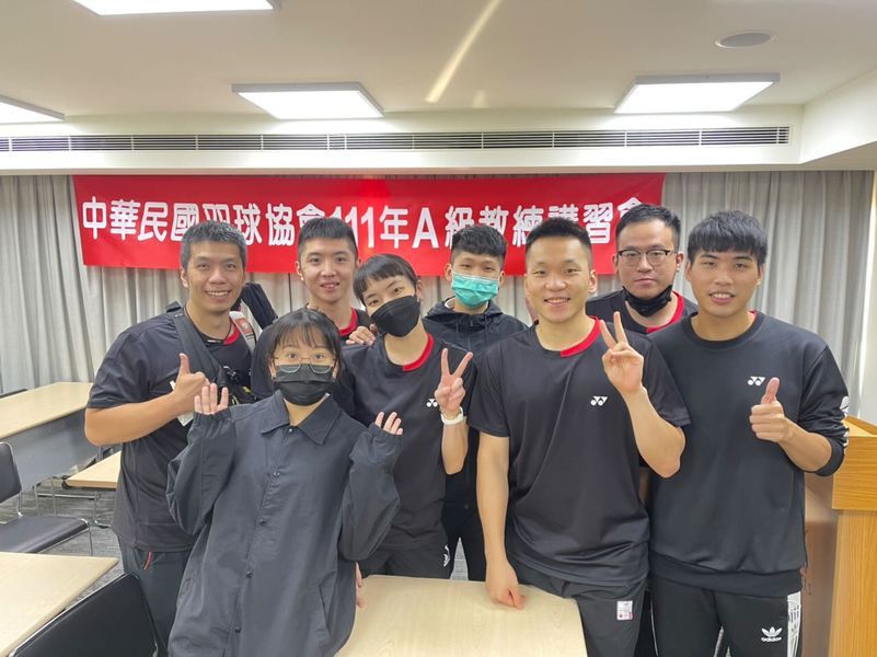 李洋(右三)參加A級教練講座。 李洋提供