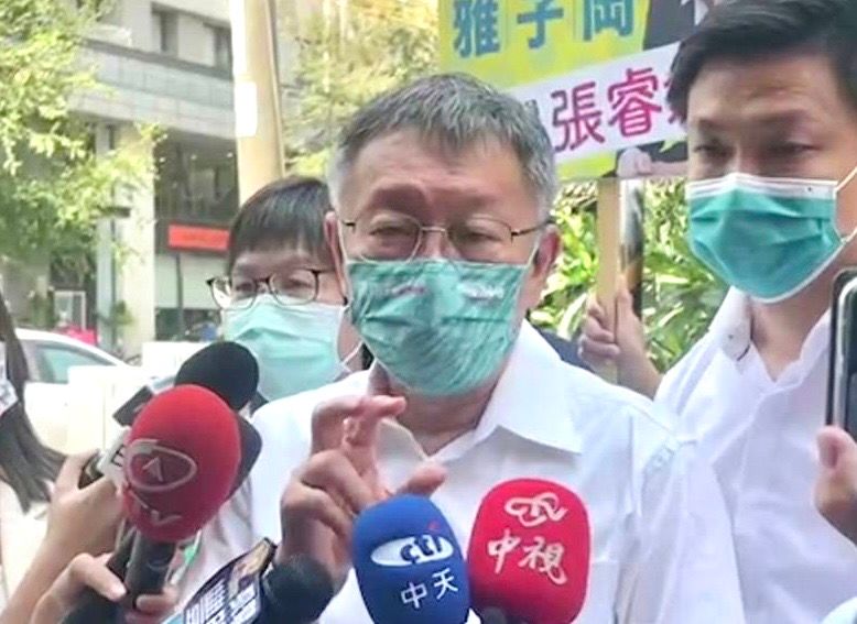 柯文哲今天南下台中帮民众党提名的台中市议员辅选,对林智坚拿台积电比新竹棒球场不以为然。曾雪蒨摄