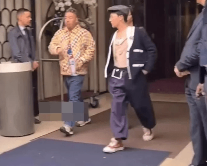 GD月初到巴黎時裝周，網友稱他穿著外套跟張員瑛同款。翻攝naver