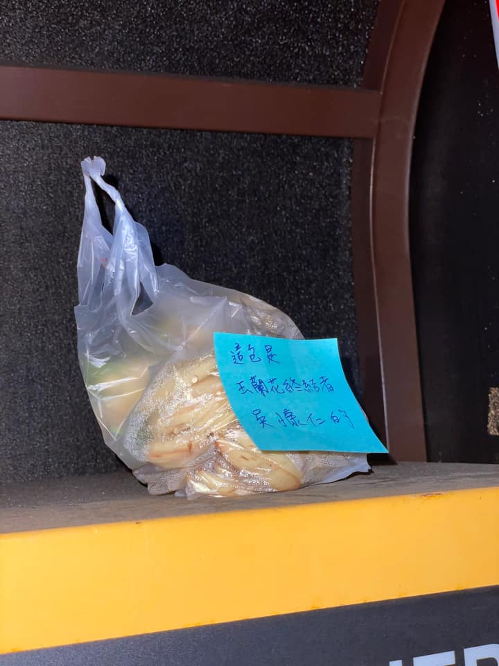 朝聖的粉絲貼上便條紙「這包是玉蘭花終結者吳慷仁的」。翻攝臉書「吳慷仁Kang Ren Wu」