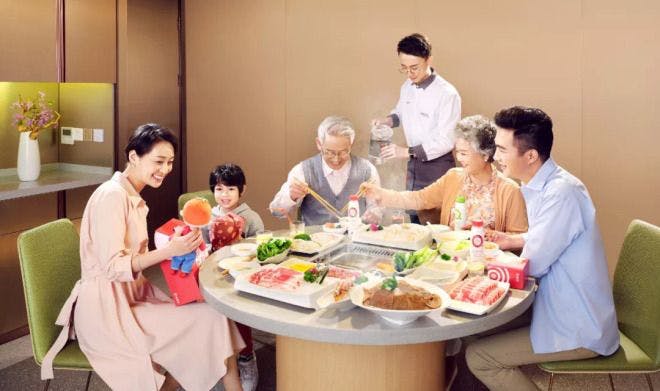 男子帶女友家人吃海裡撈火鍋，花了近萬元，讓他臉超臭。圖為海底撈官網用餐示意圖，非當事人。翻攝自海底撈官網