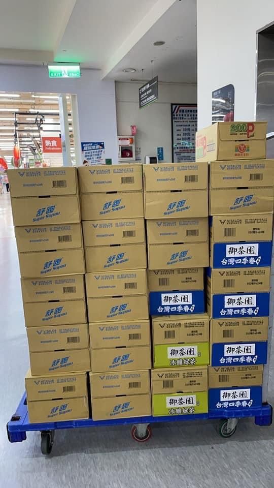 穎友會送上21箱飲料、24杯手搖飲。翻攝穎友會臉書