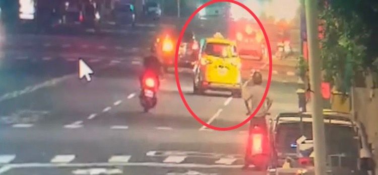 蔡男、李男砸店後搭計程車（紅圈處）逃離現場。讀者提供