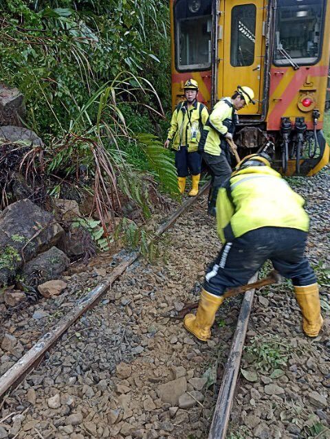 台铁平溪线今早预防性封闭，工作人员进入轨道区清理土石。翻摄画面
