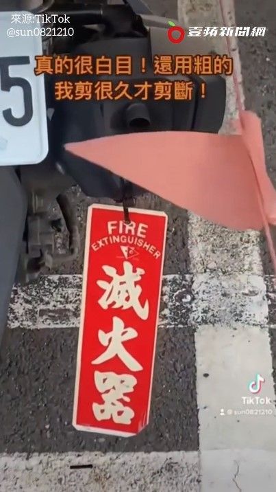 女網友不懂為何會被掛上牌子。