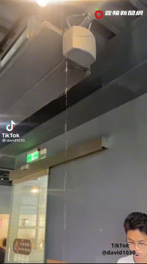小火鍋店內冷氣漏水,顧客告訴你什麼叫眼神死。