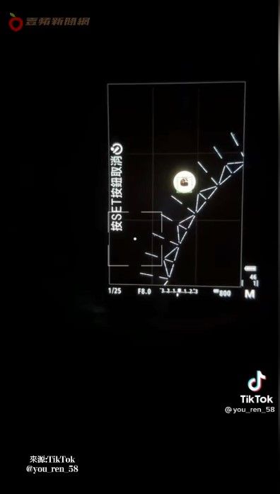 攝影神手準備拍下浪漫的一刻。