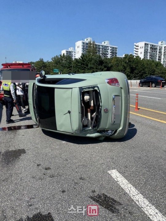 Yangpa開車遭追撞，車子翻轉90度，玻璃全毀。翻攝edaily