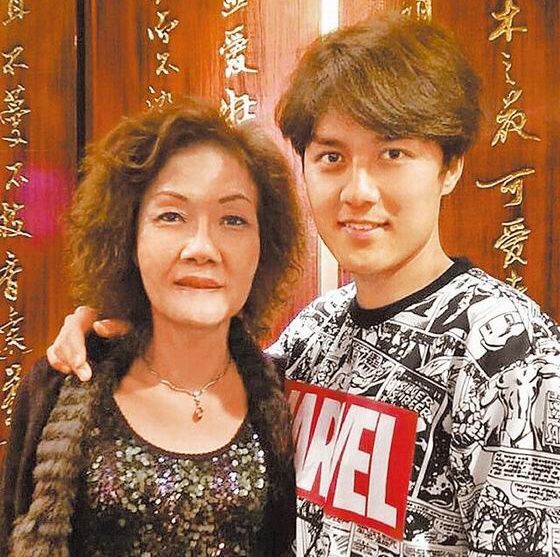 吳克群(右)跟媽媽感情深厚。經紀人提供