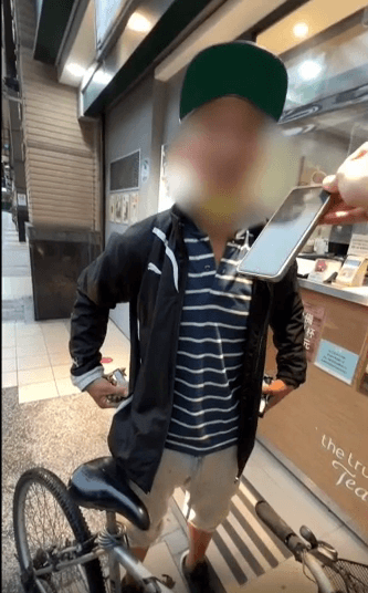 警方攔查高男起獲竊來的手機。淡水警分局提供