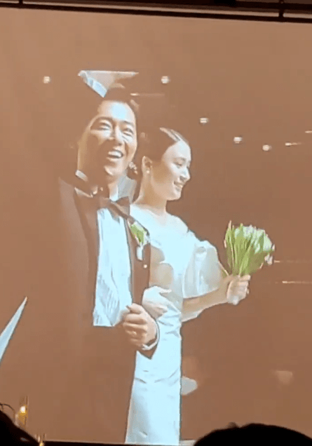 南宮珉退場時向親友揮手致謝。翻攝推特