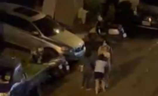 女子互相推擠。讀者提供