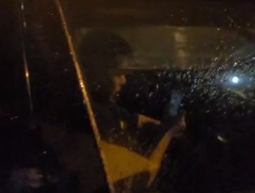 今天凌晨台中市兩名警員執勤時，一人在巡邏車內看手機、一人在打盹被民眾發現爆料。讀者提供