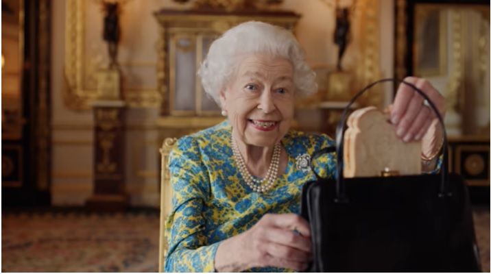 女王從手提包裡掏出三明治。翻攝YouTube@The Royal Family