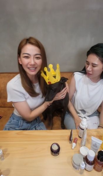 邵庭（左）昨直播工作需要愛犬參與。翻攝邵庭臉書