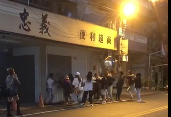雙方在街頭大打出手。民眾提供