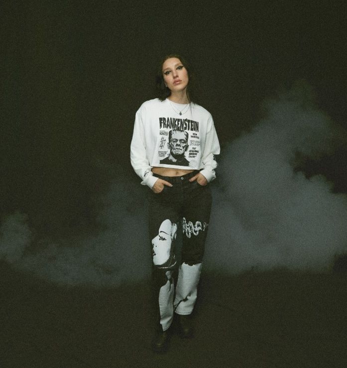 大面積圖案蘊含具夜光效果的驚喜細節，彷彿天黑後，衣物上的怪物們亦漸漸甦醒。品牌提供