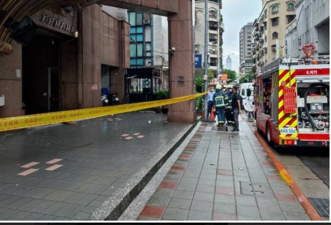 警方拉封鎖線管制騎樓地,避免再有人受傷。翻攝畫面