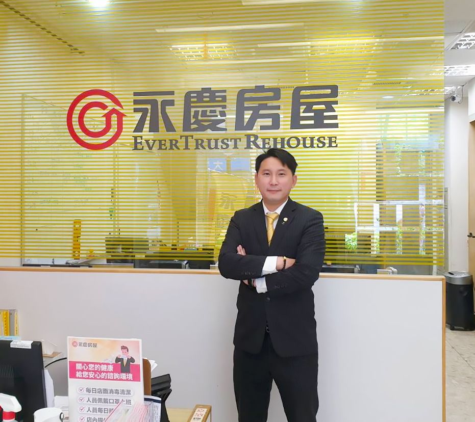 從餐飲業轉戰房仲經紀人的林博元,不僅收入翻倍成長,更帶來滿滿的成就感。永慶房屋提供