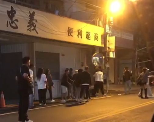 警方趕到現場制止街頭亂鬥。民眾提供
