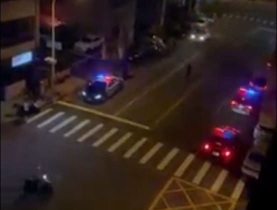 看到多輛警車陸續到場，直擊並錄影的女子忍不住爆粗口：「幹、太扯了、靠北、超多警車的！」讀者提供