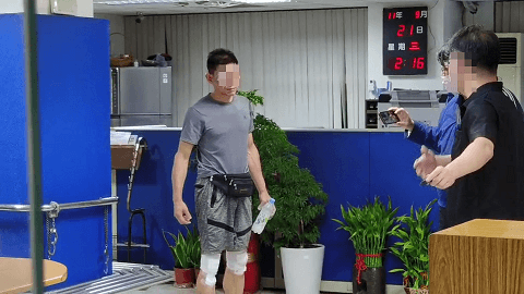 黃姓男子臉部及腳上都有明顯受傷痕跡。翻攝畫面