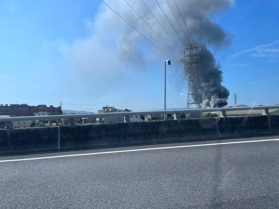 行經國道三霧峰區路段的駕駛及民眾清楚可見濃煙衝天。翻攝霧峰人俱樂部