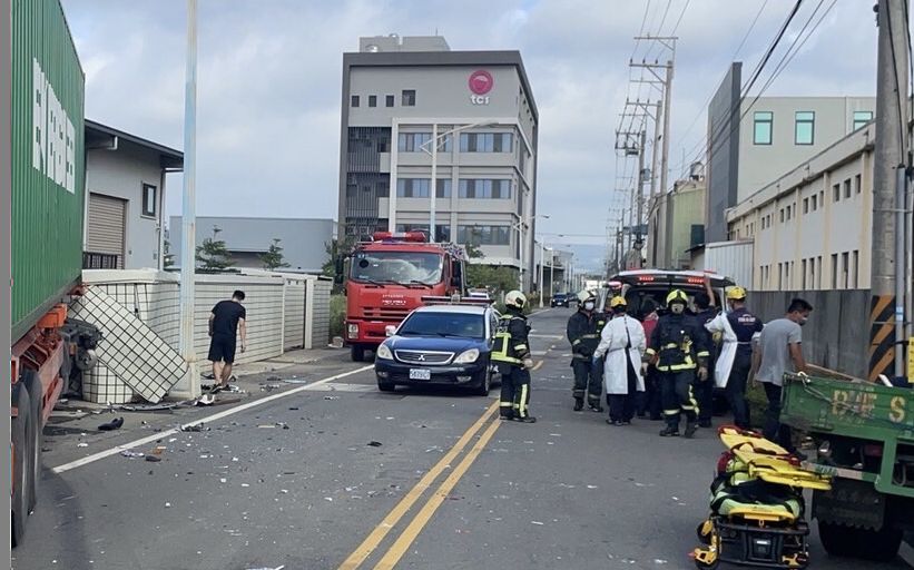警方和消防隊員到台中市龍井區車禍現場處理，小貨車駕駛送醫不治。讀者提供