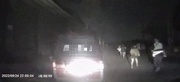 遭警追捕的廂型車鑽進死巷後緊急停車,車上男女棄車跑給警追。警方提供