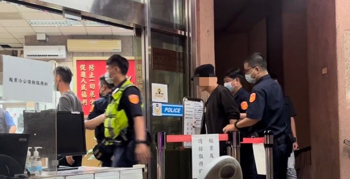 警方將蔡男（右3，穿黑色上衣者）及李男（左1，穿灰色上衣者）帶回警局調查。讀者提供